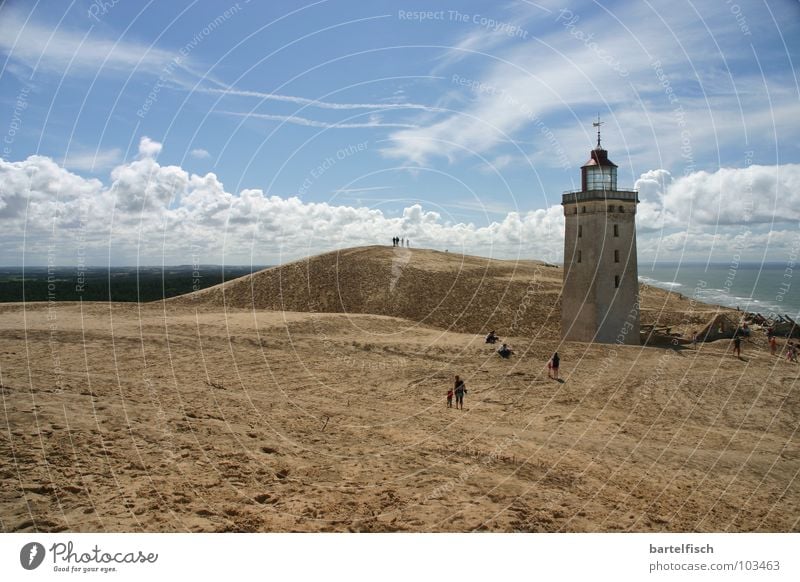 Sandfeuer I Leuchtturm Klippe Sturm Schifffahrt Sandsturm Meer Wellen Wanderdüne Rubjerg Knude Ruine verfallen Haus Unbewohnt früher Europa historisch Dänemark