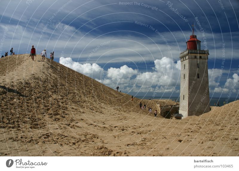 Sandfeuer II Farbfoto Außenaufnahme Textfreiraum links Textfreiraum oben Tag Kontrast Starke Tiefenschärfe Weitwinkel Strand Meer Wellen Haus Erde Wind Sturm