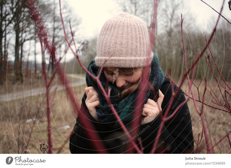 rosarot feminin Frau Erwachsene 1 Mensch 18-30 Jahre Jugendliche Winter Baum Sträucher Feld Wald Mantel Schal Mütze brünett frieren stehen kalt Farbfoto Tag