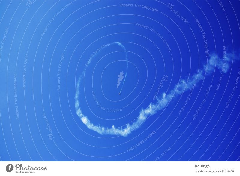 Ich kaufe ein E Flugzeug Kunstflug Schwanz weiß Wolken Panik Beschleunigung Buchstaben Angst Sommer Luftverkehr Achterbahn Rauch Himmel blau Linie Wasserdampf