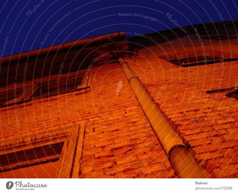 lange rinne Regenrinne Nacht Weimar Haus dunkel steil Dinge Stein orange drehen ruhig