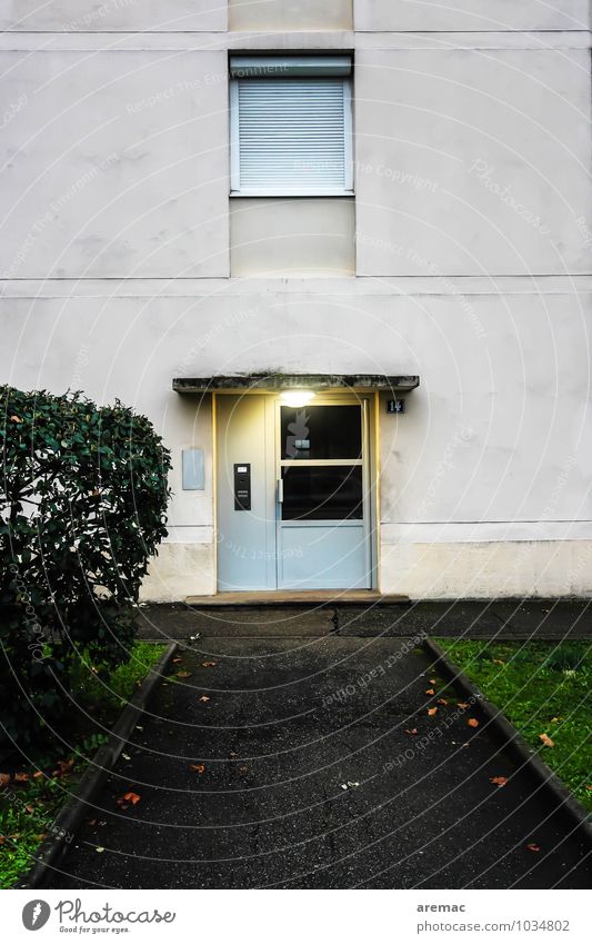 DerLetzte macht das Licht aus Stadt Stadtzentrum Bauwerk Gebäude Architektur Mauer Wand Fassade Fenster Tür Wege & Pfade grau Lampe Farbfoto Gedeckte Farben