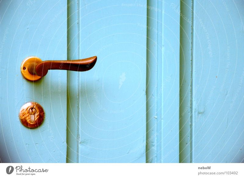 some kind of door Türöffner Schlüsselloch Holz angemalt massiv Häusliches Leben türfalle blau eisengriff Farbe