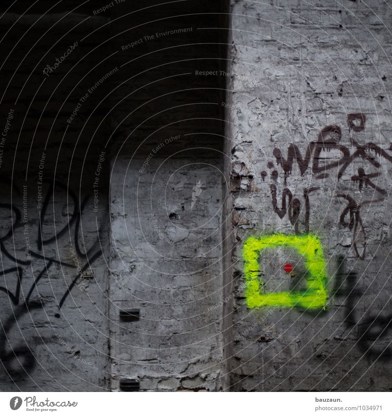 unten rechts. Fabrik Ruine Bauwerk Gebäude Mauer Wand Fassade Ziel Quadrat Punkt Stein Zeichen Schriftzeichen Graffiti Linie Streifen entdecken glänzend