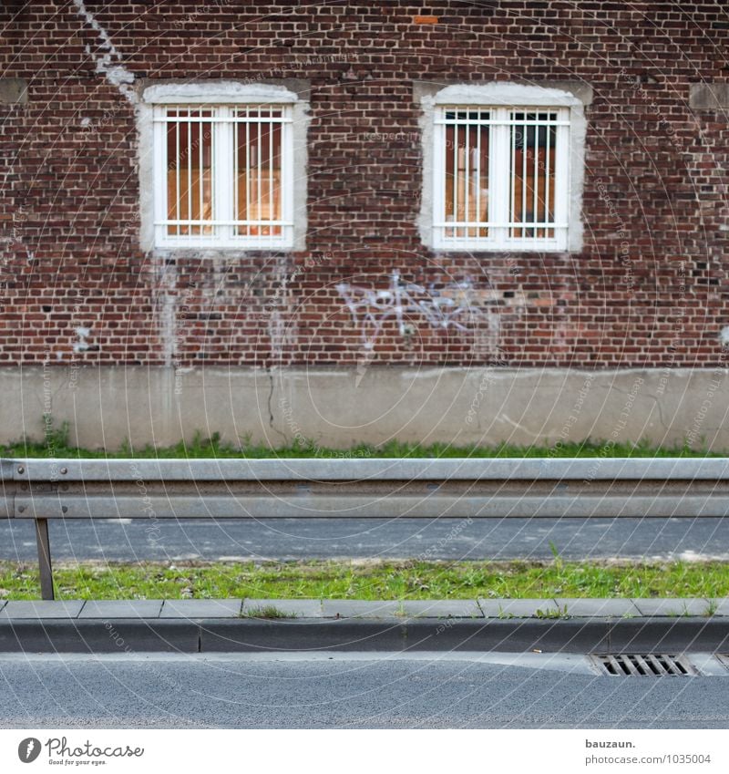 :|. Häusliches Leben Haus Gras Stadt Bauwerk Gebäude Architektur Mauer Wand Fassade Fenster Verkehr Straßenverkehr Wege & Pfade Stein fahren Sicherheit Schutz