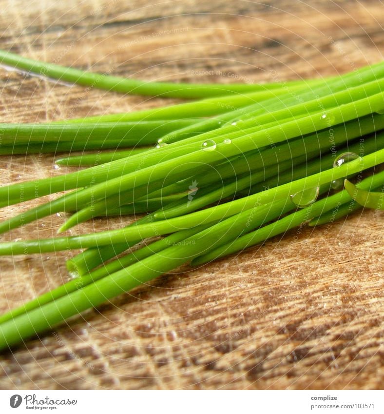 schnittlauch Schnittlauch frisch grün Holzbrett Schneidebrett geschnitten Kräuter & Gewürze braun Küche Ernährung kochen & garen Gesundheit Gesunde Ernährung