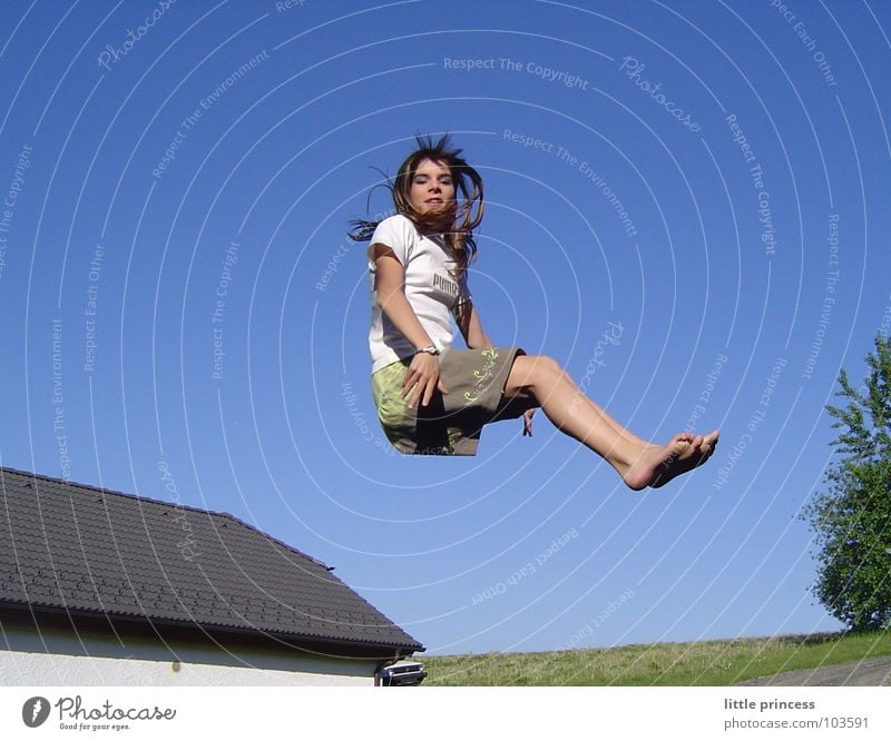 like an angel fliegen Luft Österreich Himmel springen Außenaufnahme Trampolin Jugendliche Klara Glück Freude Air Trick Jump