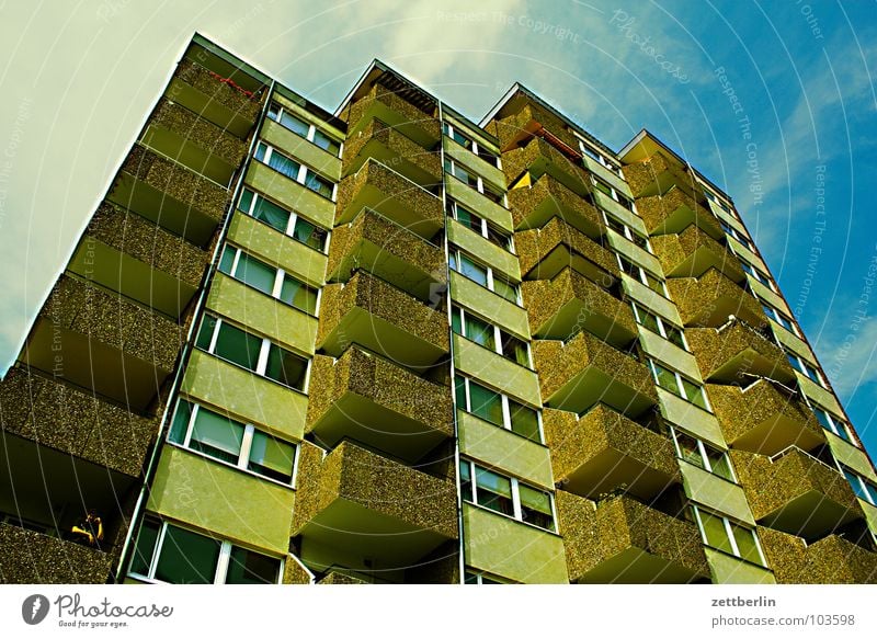 Hochhaus im Viervierteltakt Haus Stadthaus Wohnhochhaus Neubausiedlung Mieter Vermieter Etage Balkon Abend Abenddämmerung Dämmerung Langeweile Berlin Plattenbau