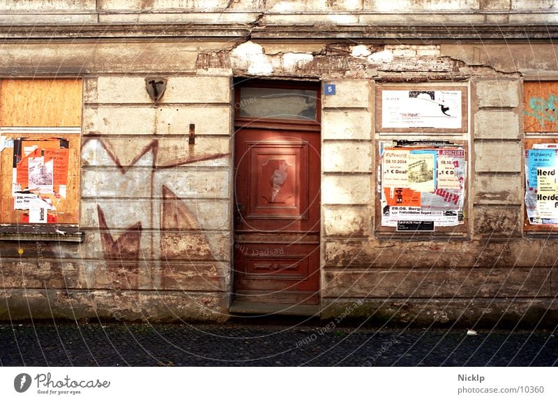 schiefer Haussegen mal anders Kultur Herbst Schönes Wetter Ruine Mauer Wand Fassade Fenster Tür Graffiti alt dreckig historisch kaputt Abenteuer Endzeitstimmung