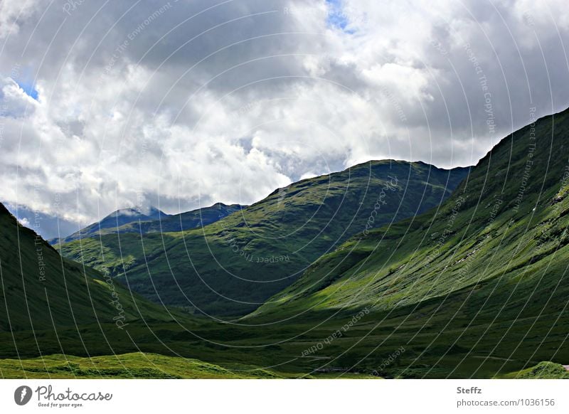 das grüne Tal in Schottland Sommer in Schottland schottischer Sommer nordische Natur unheimliche Stille nordische Romantik schottische Natur Einsamkeit Hügel