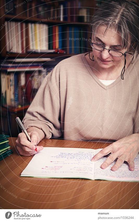 Korrektur Bildung Schule lernen Lehrer Prüfung & Examen Schulunterricht Arbeitsplatz Mensch Leben 1 Schreibstift Zeichen Schriftzeichen Heft