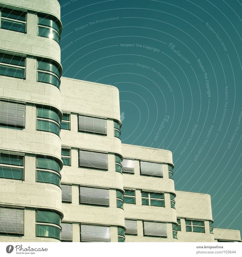 stufig Wellen Haus Architektur Treppe Fenster modern rund weiß Abstufung geschwungen Schwung schwungvoll 5 Jalousie Dynamik reflektion Berlin Farbfoto