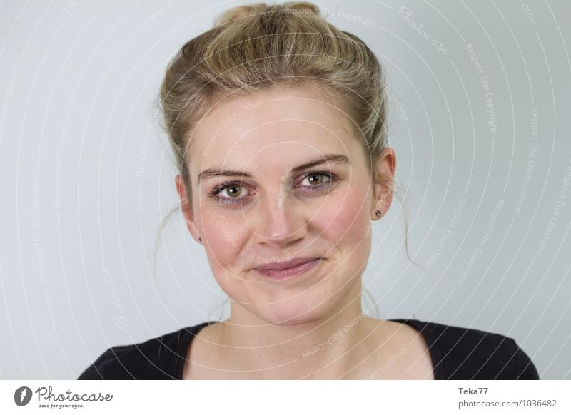 Blicke II Lifestyle Stil Sommer Mensch Junge Frau Jugendliche Erwachsene 1 18-30 Jahre Mode blond Fröhlichkeit Zufriedenheit Farbfoto Studioaufnahme Kunstlicht