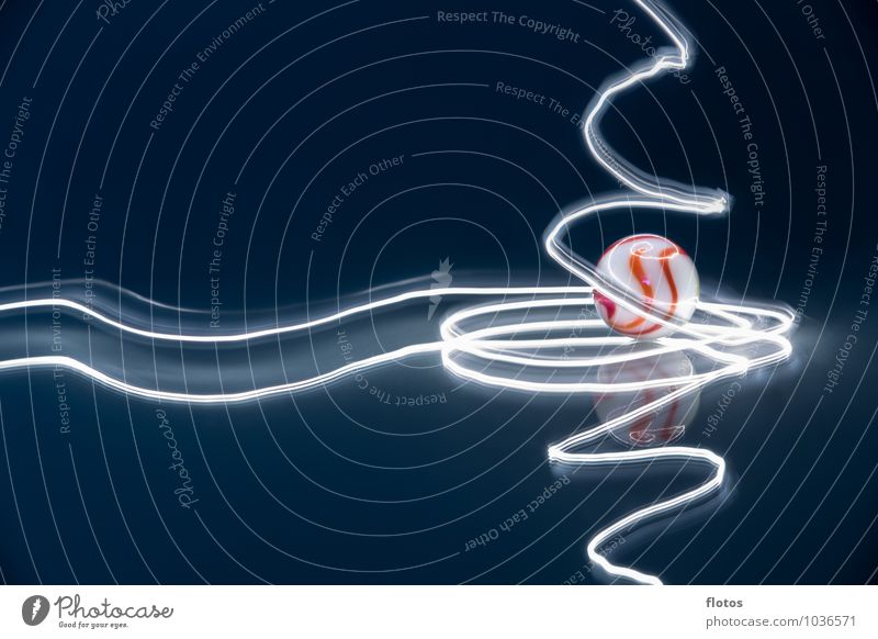 ...Energie !! Murmel Glas glänzend zeichnen blau orange schwarz weiß Idee Farbfoto Innenaufnahme Studioaufnahme Experiment Menschenleer Textfreiraum links