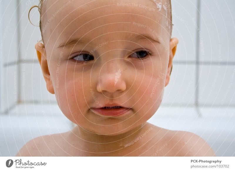 cool baby face Baby Badewanne verwegen geheimnisvoll Blick süß Kleinkind Gesicht Auge Coolness Gesichtsausdruck Schwimmen & Baden Haut Nase Mund lachen Waschen