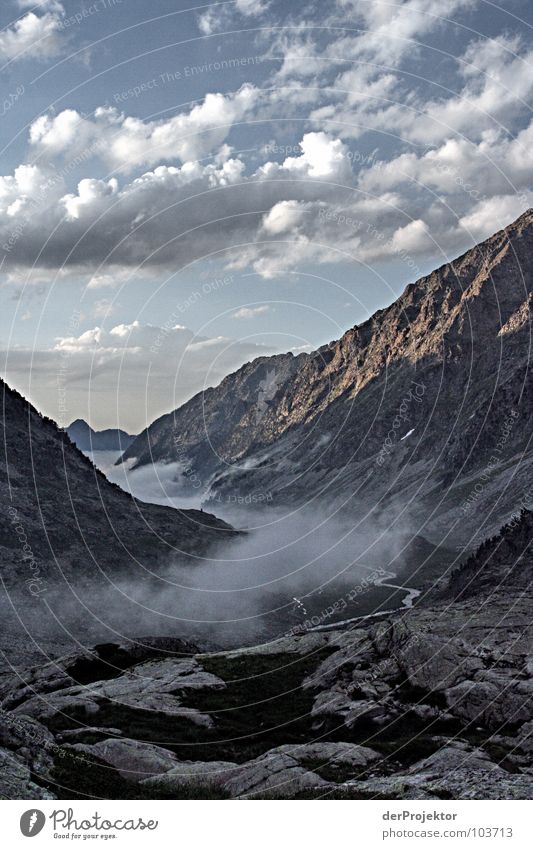 Die Schmerzen haben sich gelohnt Nebel Wolken grün Sonnenuntergang Stimmung Berge u. Gebirge Pyrenäen Himmel blau Felsen Stein fog blasen Abend Kontrast