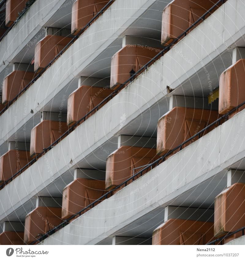 Nachbarschaften Stadt Stadtrand Haus Hochhaus Mauer Wand Fassade Balkon hoch trist Beton Betonklotz kalt unpersönlich Farbfoto Außenaufnahme Detailaufnahme