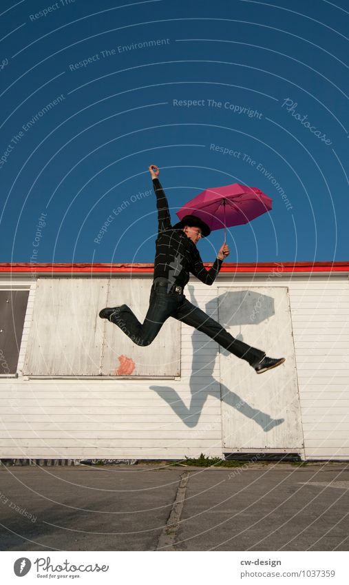 Der Typ mit dem Regenschirm Lifestyle elegant Stil Freude Freizeit & Hobby Ausflug Freiheit Sport Mensch maskulin Junger Mann Jugendliche Erwachsene Leben 1