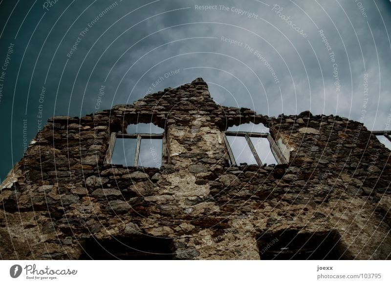 Obdachlos Haus Himmel Gewitterwolken schlechtes Wetter Menschenleer Ruine Mauer Wand Fenster Stein alt dunkel historisch trist braun grau schwarz Angst Verfall