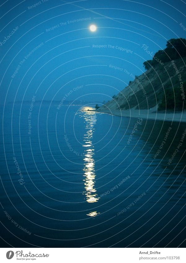 kleines i Küste Meer Wellen Reflexion & Spiegelung Licht Strand Nacht Kondensstreifen Mond Wasser blau Sand Abend Himmel