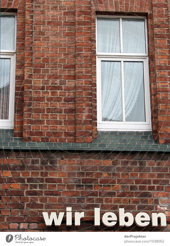 ... hinter dem Fenster Umwelt Kleinstadt Stadtzentrum Altstadt Haus Bauwerk Gebäude Architektur Mauer Wand Sehenswürdigkeit Zeichen Schriftzeichen Gefühle