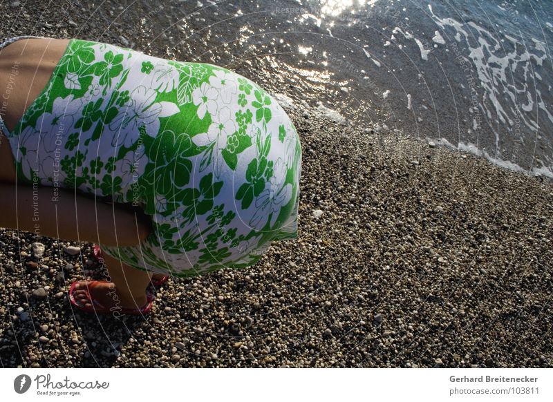 ... suchen und ... Meer Strand Kies Wellen Frau Kleid bücken stehen Suche Hinterteil kopflos Ebbe Sommer Ferien & Urlaub & Reisen Wasser Stein beugen Rücken