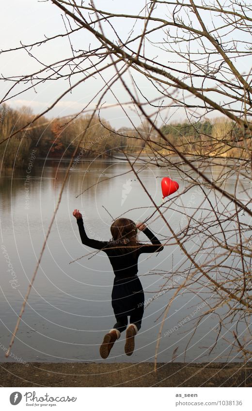 Jump into love feminin Mädchen Jugendliche 13-18 Jahre Kind Natur Wasser Herbst Winter Baum Seeufer Luftballon Herz springen authentisch positiv blau braun grau