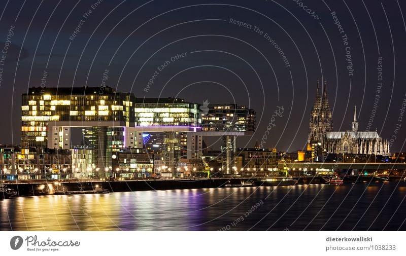 Kranhäuser Skyline Kirche Dom Köln Kölner Dom Farbfoto Außenaufnahme Abend Dämmerung Wasserspiegelung leuchtende Farben Nachtaufnahme Rhein Bürogebäude