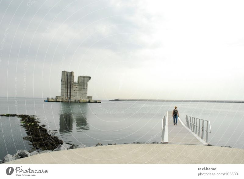 Ende Meer Wolken Strand Beton Gebäude Steg Einbahnstraße Grenze Unendlichkeit grau Grauwert Spiegel Horizont Wetter Himmel Küste Wasser Sillhoutte Stein