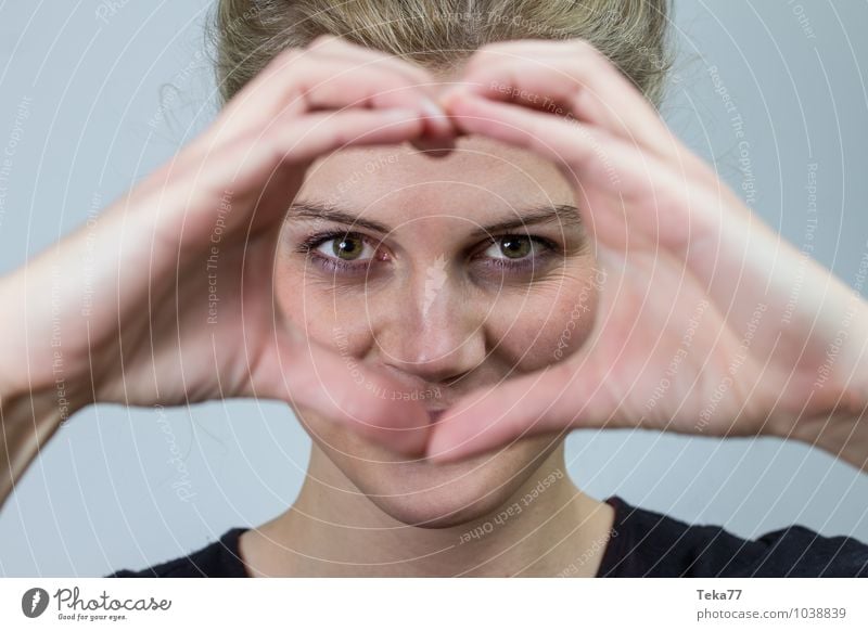 Herzfrau I Mensch Junge Frau Jugendliche Erwachsene 1 18-30 Jahre blond Liebe positiv ästhetisch Studioaufnahme Porträt Blick in die Kamera