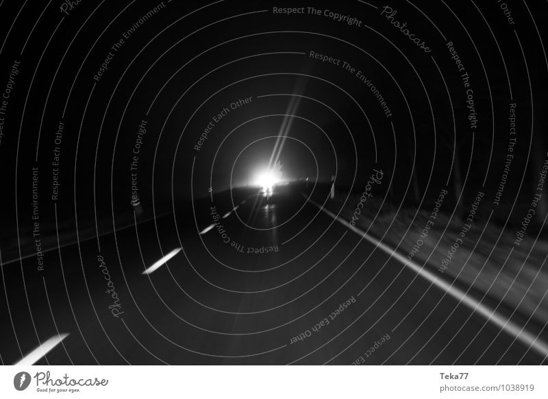 Nachtverkehr I Verkehr Verkehrsmittel Verkehrswege Straße Wege & Pfade Autobahn Verkehrszeichen Verkehrsschild Fahrzeug PKW Angst Landstraße Schwarzweißfoto