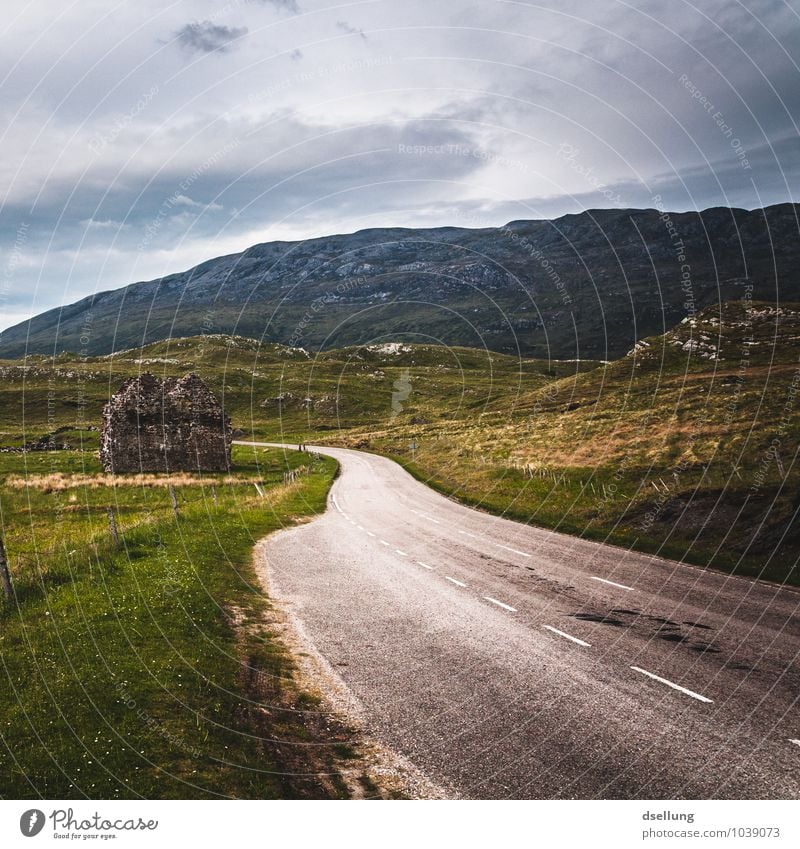 leaving home. Umwelt Natur Landschaft Himmel Wolken Sommer Klima Schönes Wetter Wiese Feld Hügel Felsen Berge u. Gebirge Schottland Fischerdorf Menschenleer