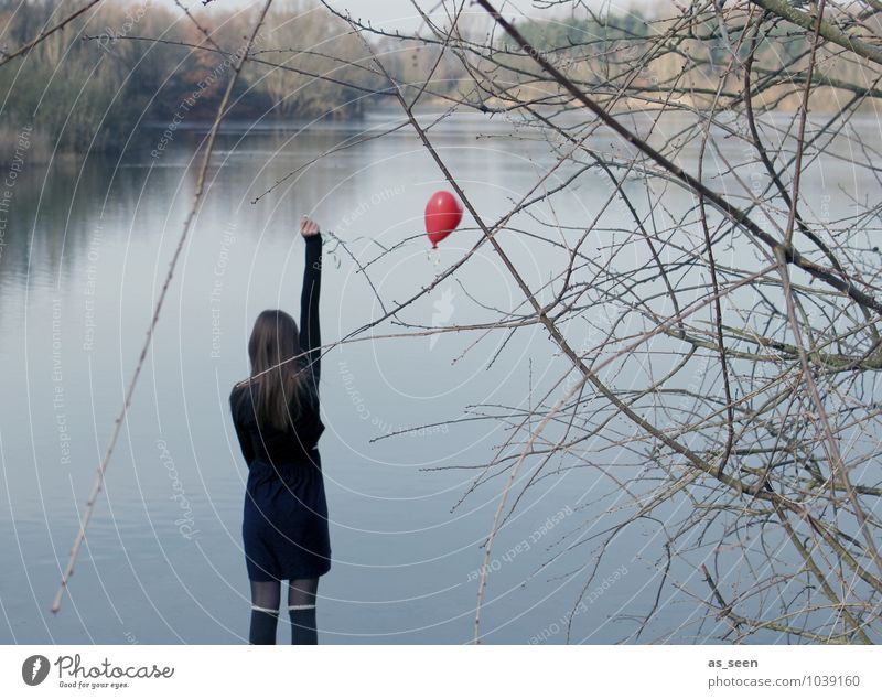 Waiting for love Junge Frau Jugendliche 1 Mensch 13-18 Jahre Kind Natur Landschaft Wasser Winter Baum Seeufer Mode Strümpfe langhaarig Luftballon Herz