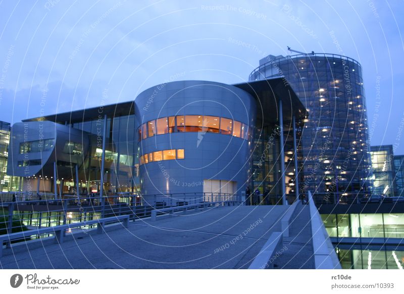 Gläserne Manufaktur Dresden Sachsen Glas Nacht Gebäude Licht Architektur phaeton Beleuchtung