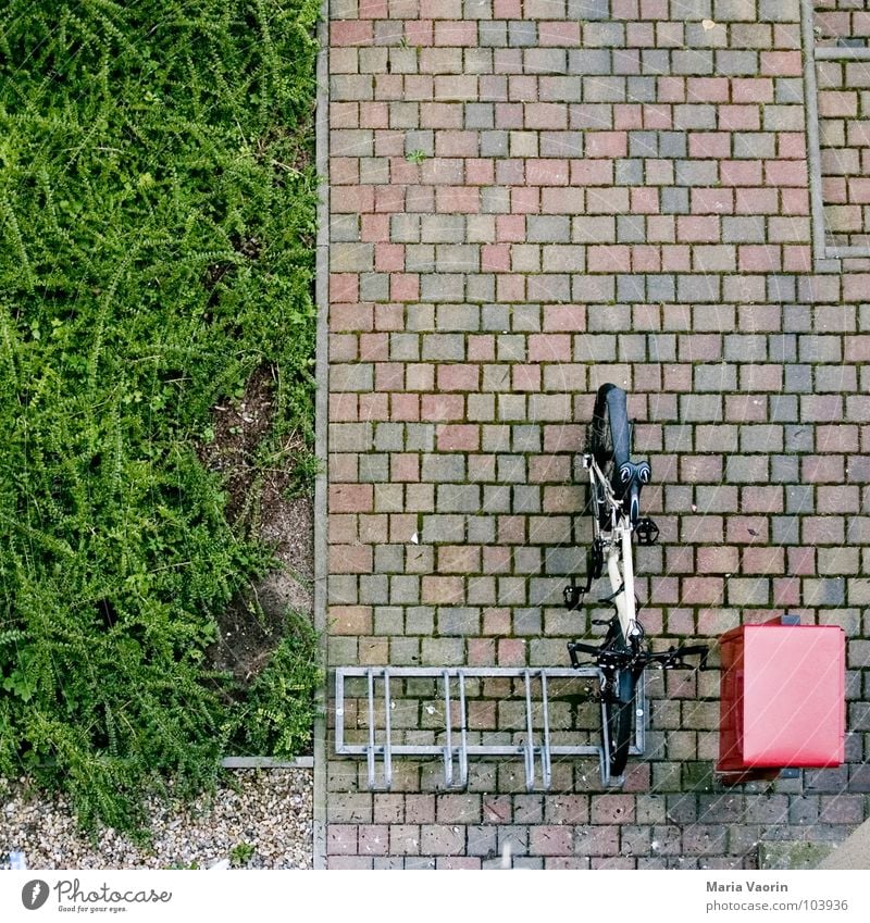 Google Earth für Fahrraddiebe Briefkasten Vogelperspektive Fahrradständer pflastern Sträucher angeschlossen Geborgenheit Verkehr Mountainbike Stab verbinden