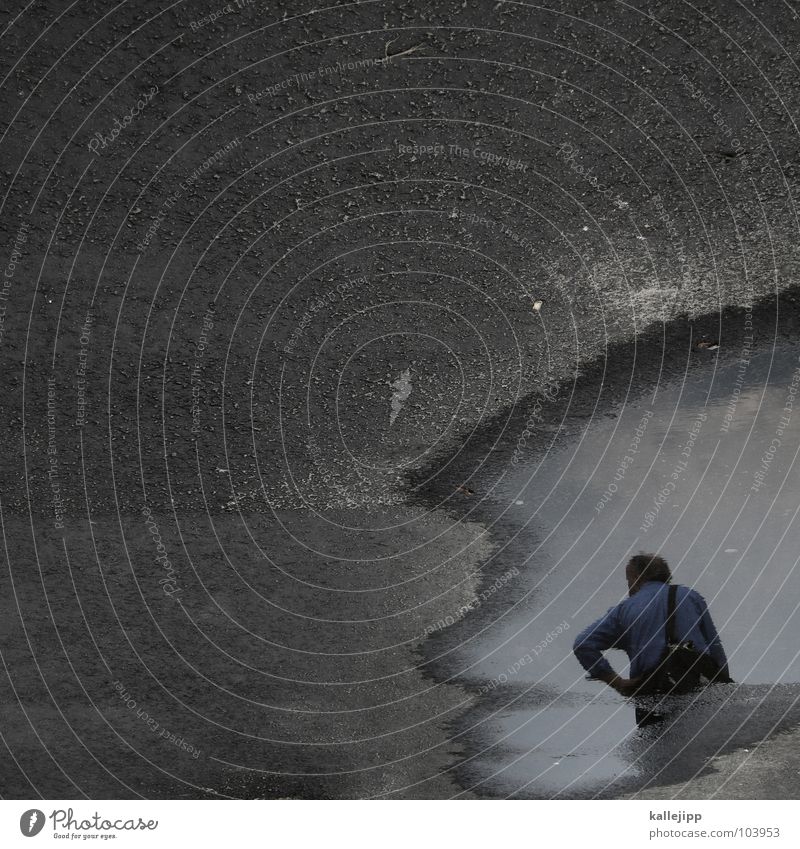 wassermann Pfütze Mann Reflexion & Spiegelung Fußgänger Tasche Hemd Ampel Asphalt Teer Tierkreiszeichen Astrologie Oberfläche photocase dauerbrenner Straße