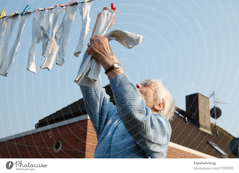 oma an der wäsche Arbeit & Erwerbstätigkeit Großmutter Strümpfe alt Zeit Wäsche Aktion Haushalt wäscheline hintergrund haus Senior Weiblicher Senior