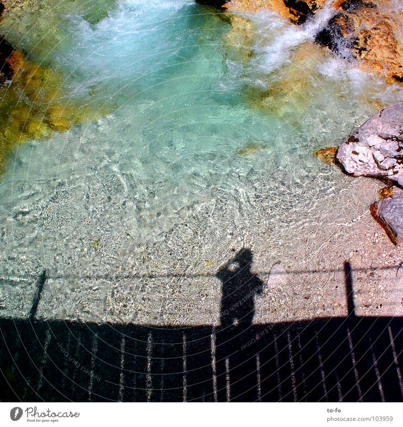 Ich bin hier gewesen Bach Ferien & Urlaub & Reisen fließen kalt Licht Sommer Fluss Mann Wasser Schatten Klarheit Brücke