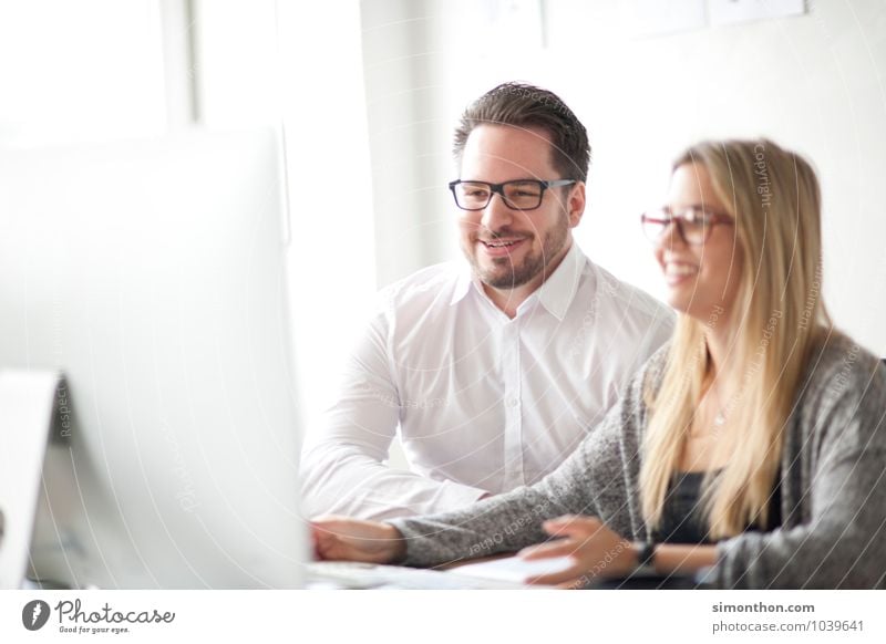 Spaß Freundschaft Paar 2 Mensch Gefühle Freude Glück Fröhlichkeit Begeisterung Optimismus Erfolg Leidenschaft Geborgenheit Warmherzigkeit Sympathie Zusammensein