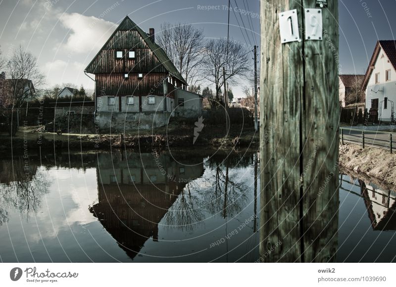 Am Dorfteich Wasser Himmel Wolken Baum Lausitz Haus Gebäude Umgebindehaus Mauer Wand Fassade Holz Ziffern & Zahlen alt authentisch historisch Idylle ruhig Teich