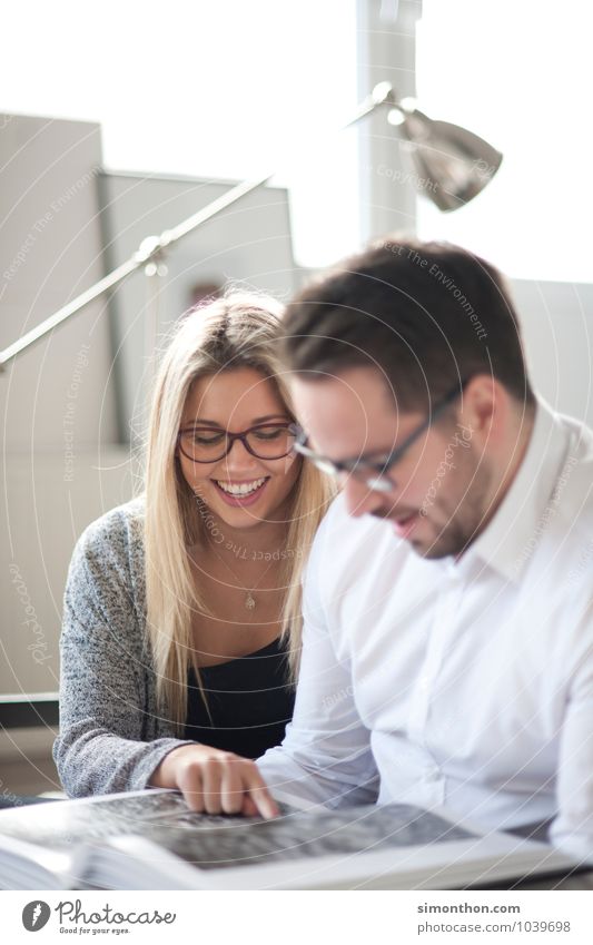 Zusammen Freude Glück Häusliches Leben lernen Berufsausbildung Azubi Student Büro Business Karriere Erfolg Sitzung sprechen Team Geschwister