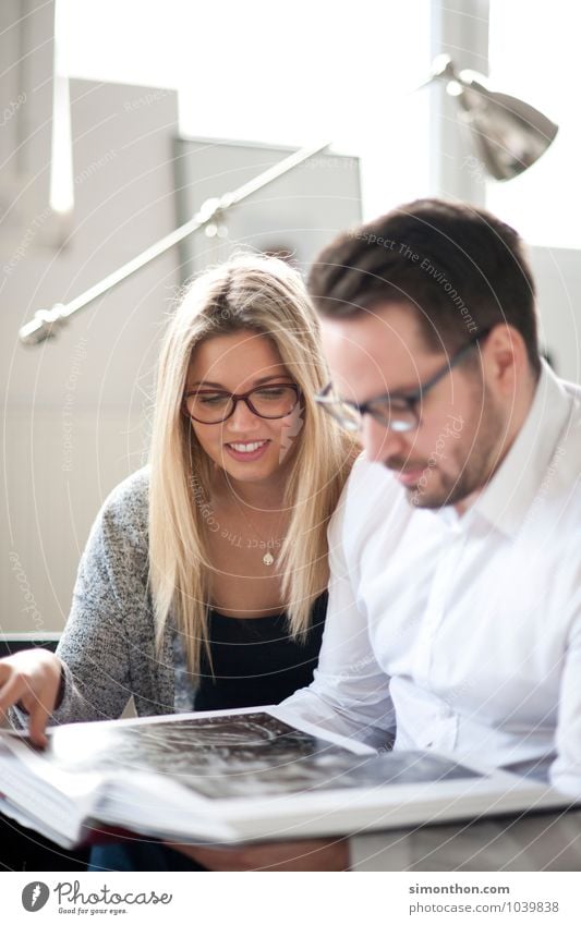 Buch Lifestyle lesen Wohnzimmer lernen Berufsausbildung Student Prüfung & Examen Geschwister Familie & Verwandtschaft Freundschaft Paar 2 Mensch Partnerschaft