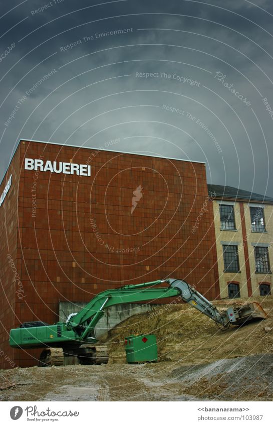 Da braut sich was zusammen Bagger Bier Brauerei Baustelle Haus grün Winterthur Kies Fenster Schaufel türkis braun Wand Klotz Wolken dunkel dramatisch untergehen