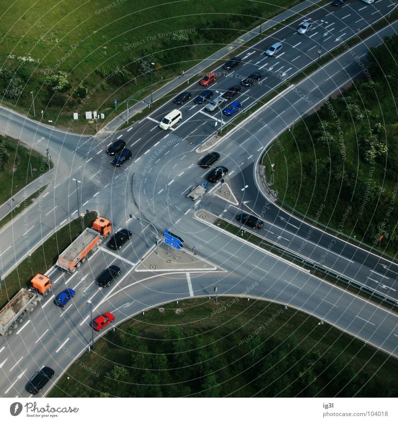 sit and wait Fahrbahn entgegengesetzt parallel Verkehr offen mehrfarbig zielstrebig Vogelperspektive Regelung Ampel Wachsamkeit fahren Lastwagen Spurwechsel