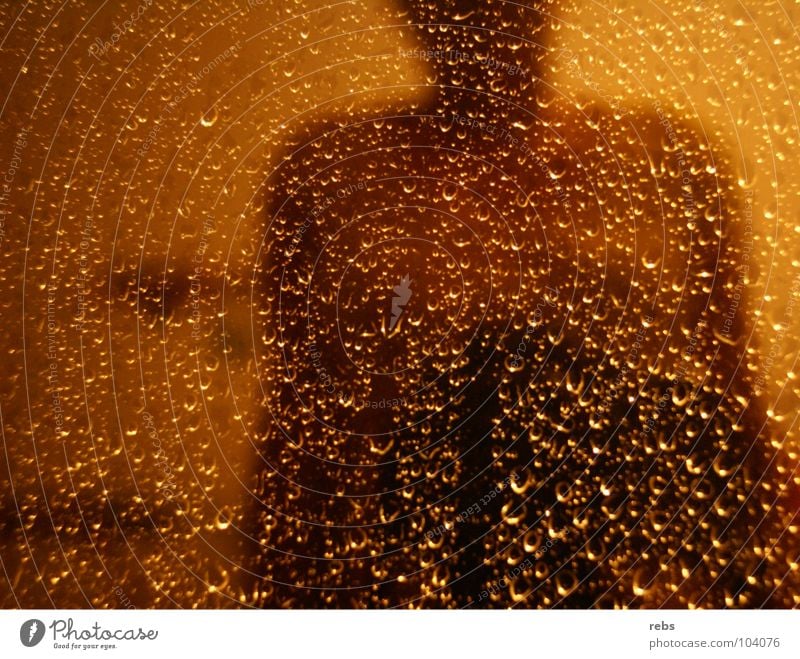 sommernachtsregen Fenster gelb Spiegel Reflexion & Spiegelung Wohnung privat Stimmung nass Physik Sommer Nacht Wohnzimmer Farbe Wasser Wassertropfen Regen