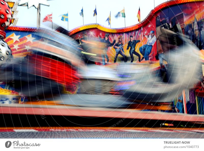 Karussel oder Geisterbahn in voller Fahrt Design Freude Glück Freizeit & Hobby Ausflug Freiheit Musik ausgehen Feste & Feiern Karussell fahren Jahrmarkt Kunst