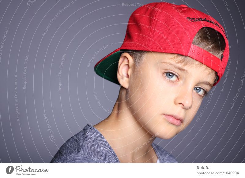 Cooler Blick Mensch maskulin Junge Kindheit Kopf Hals Schulter 1 8-13 Jahre modern sportlich Coolness Farbfoto Studioaufnahme Textfreiraum links