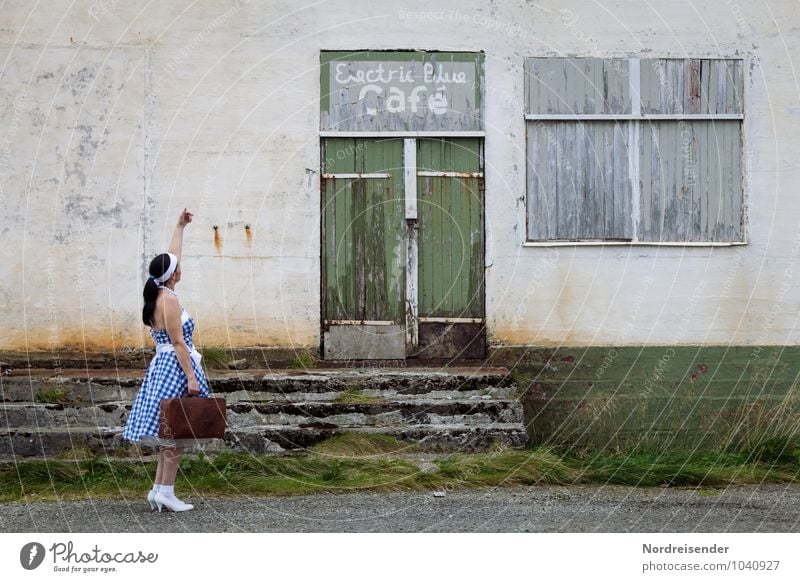 Junge Frau mit Koffer im Dirndl vor einer geschlossenen Location Lifestyle ausgehen Mensch feminin Erwachsene 1 45-60 Jahre Haus Gebäude Architektur Mauer Wand