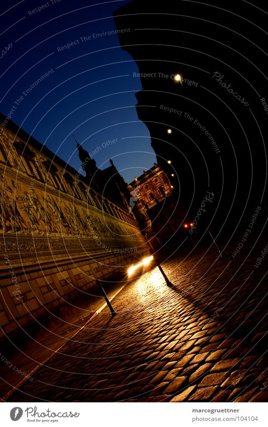 Fürstenzug Dresden Nacht Kopfsteinpflaster Sachsen Denkmal Denkmalschutz Gemälde Mosaik Wandmalereien Pferd historisch Wahrzeichen PKW Altstadt Scheinwerfer