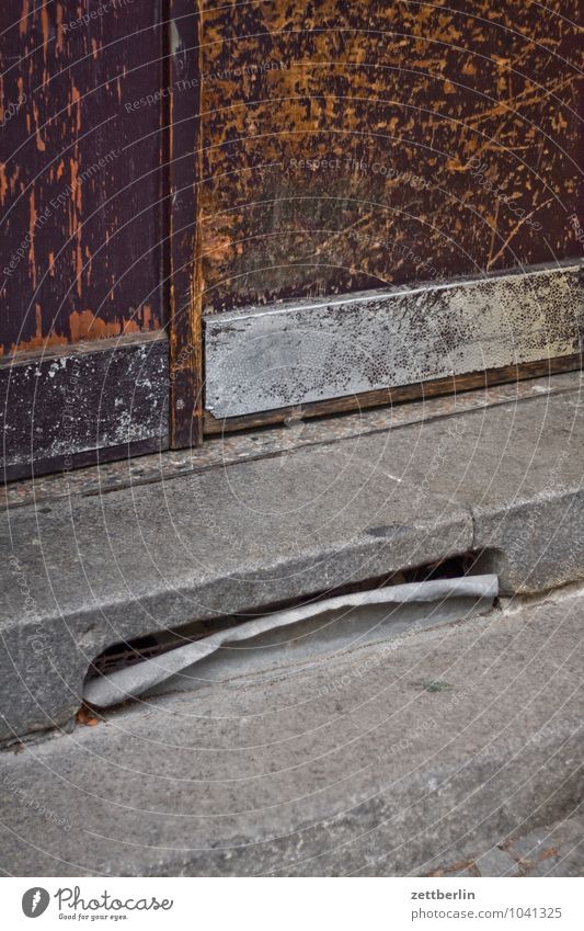 Willkommenskultur Tür Tor Eingang Eingangstür Treppe Niveau Zugang Granit schwelle schwellenangst Häusliches Leben Wohnhaus Stadthaus Blech Schutzblech Blende